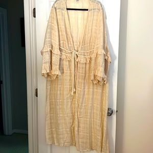 Peace Love World Cream Duster